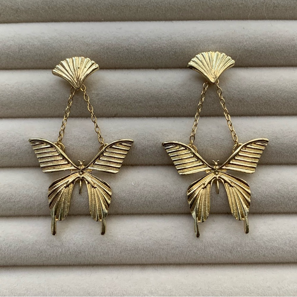 🦋 Golden Butterfly Dangle Earrings - Picture 8 of 9